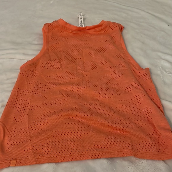 Lululemon tank. Size 2. Great Condition - Picture 4 of 4